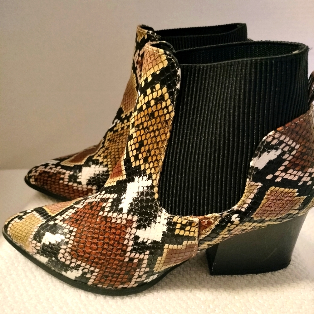 Qupid Women's Rubber Elastic Gore Pointy Toe Ankle Booties Snakeskin look Sz 6
